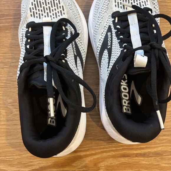 Women’s size 7 brooks sneakers white and black - Picture 4 of 6